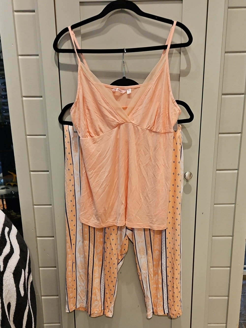 La Vie En Rose Peach Camisole and Printed Pajama Capri Pants Sz XL